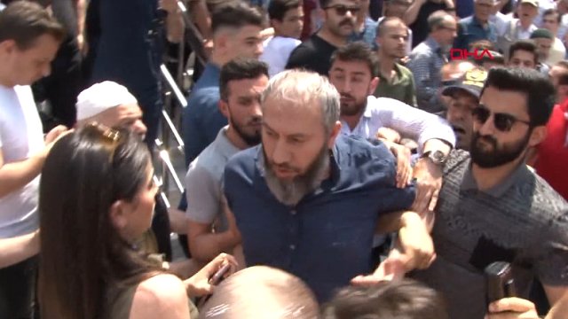 İmamoğlu, Cami Çıkışı Bir Vatandaşın Protestosu Ile Karşılaştı: Hangi Yüzle Destekliyorsunuz?