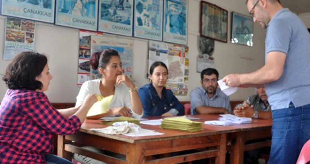 Yenilenen Muhtarlık Seçiminde Oylar Eşit Çıkınca Kazanan Kura Ile Belirlendi