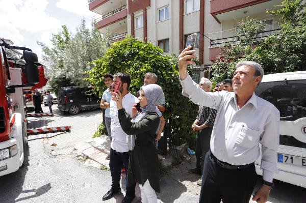 Bunalıma Giren Adam Eşi Kendisini Terk Edince Evini Ateşe Verip Intihara Kalkıştı