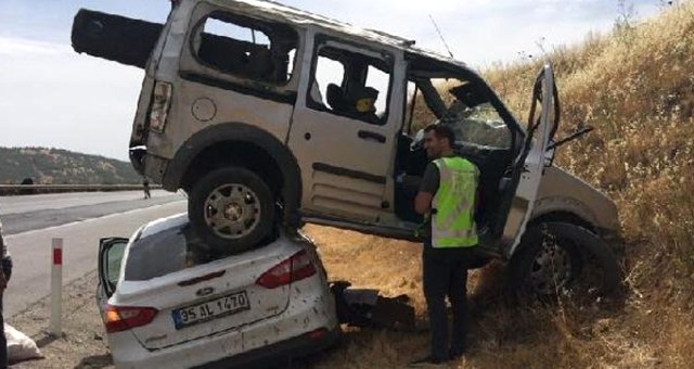 Korkunç Kaza! Otomobilin Üzerine Çıktı: 10 Yaralı