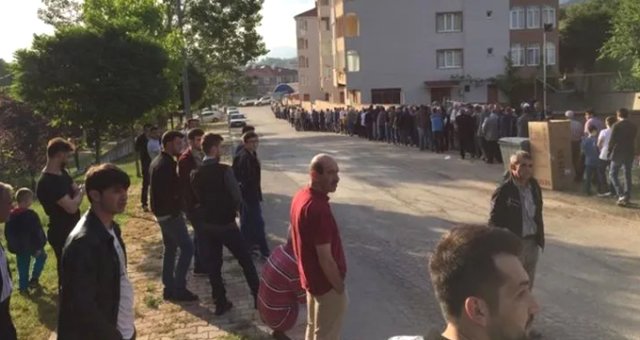 Mahalledeki 1 Kilometrelik Bayramlaşma Kuyruğu Görenleri Şaşkına Çevirdi