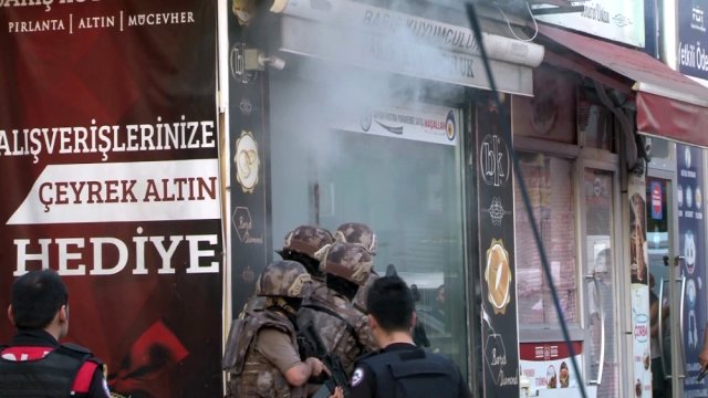 Özel Harekat Polisleri Kuyumcu Dükkanına Sis Bombası Atarak Operasyon Düzenledi!