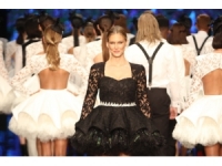 Bar Refaeli Antalya’da Podyuma Çıktı