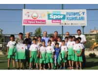 Kılıç Çocuklara Forma Dağıttı