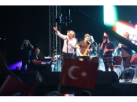 Volkan Konak, Türküleriyle 20 Bin İzmitliye Zafer Bayramı Coşkusunu Yaşattı