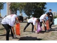 Öğrenciler Sokak Sokak Gezip Çöp Topladı