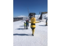 Arı Maya Kostümüyle Snowbord Yapıp, Davraz Kayak Merkezini Tek Başına Tanıttı
