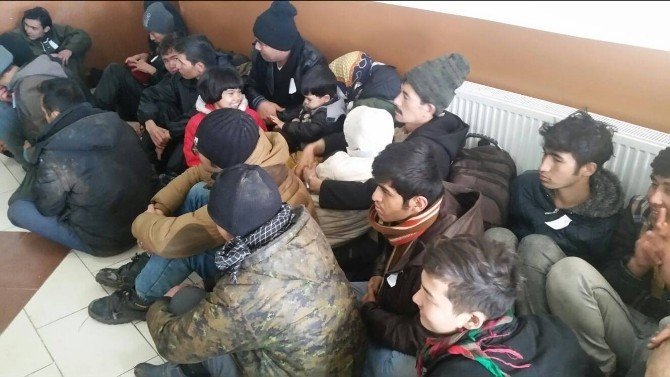 Kuşadası’nda 22 Kaçak Göçmen ve 1 İnsan Taciri Yakalandı