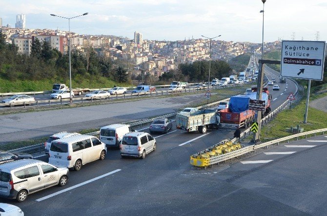 Tır’a Arkadan Çarpan Kamyonet İstanbul Trafiğini Felç Etti