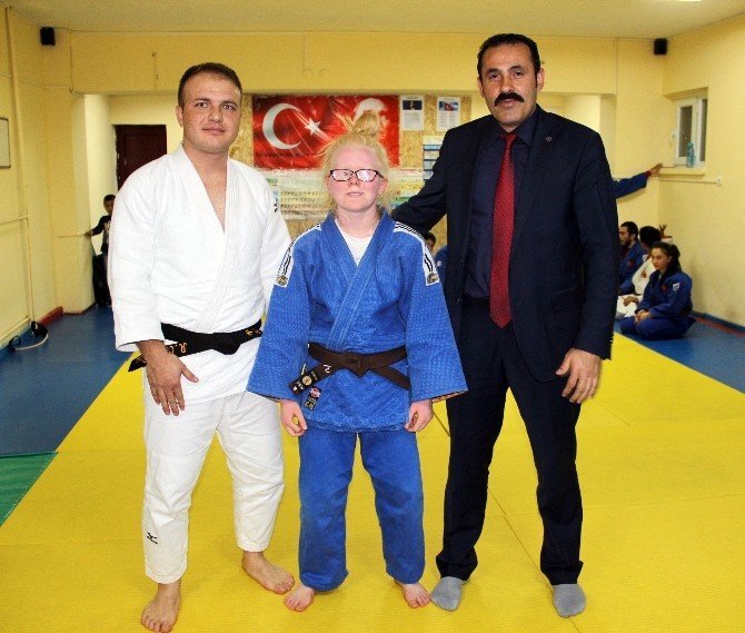 16 Yaşında Görme Engelli 2 Kez Türkiye Şampiyonu Oldu