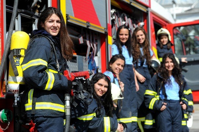 İtfaiye Eğitimi Alan Kız Öğrencilerden Yangın Tatbikatı