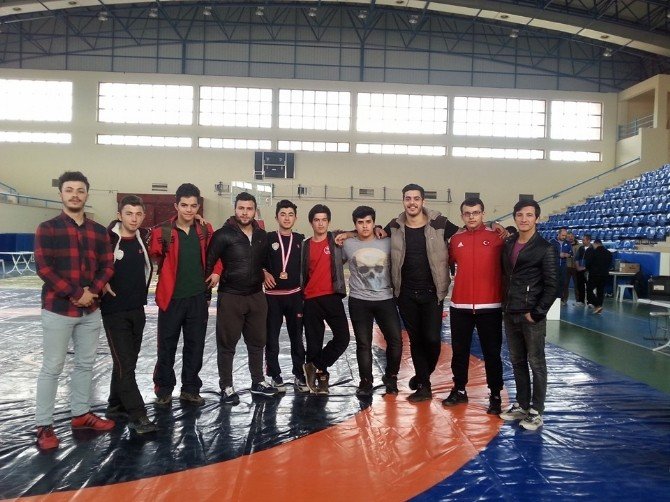Osmanelili İki Genç Güreşçi Türkiye Finallerine Katılmaya Hak Kazandı