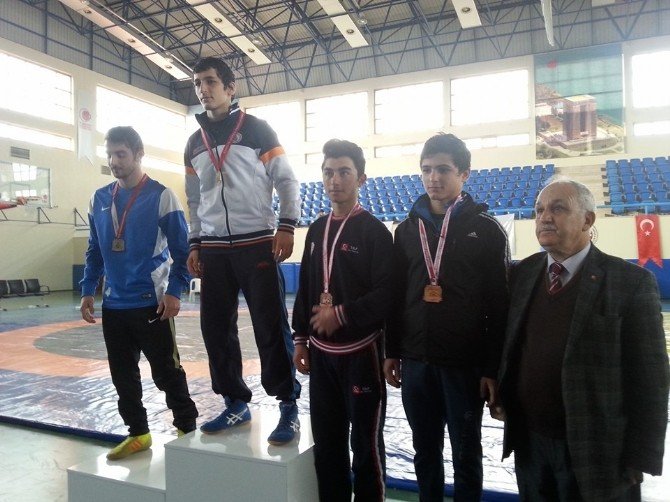Osmanelili İki Genç Güreşçi Türkiye Finallerine Katılmaya Hak Kazandı