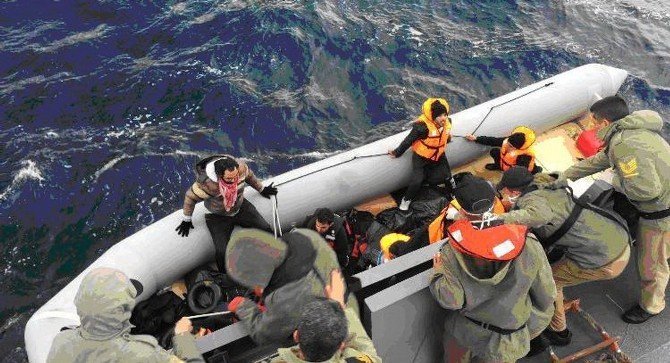 Sahil Güvenlik İzmir’de 56 Göçmeni Kurtardı
