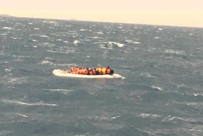 Sahil Güvenlik İzmir’de 56 Göçmeni Kurtardı