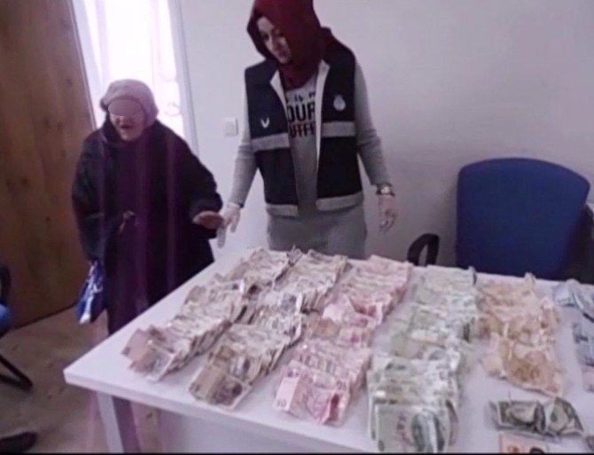 Yaşlı Kadının Üzerinden 7 Bin 200 Lira Çıktı