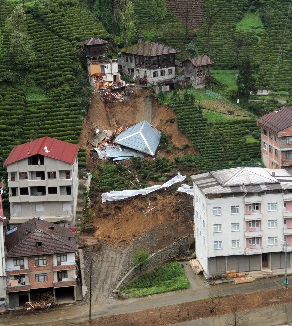 Rize’de Heyelan Bir Evi Yok Etti