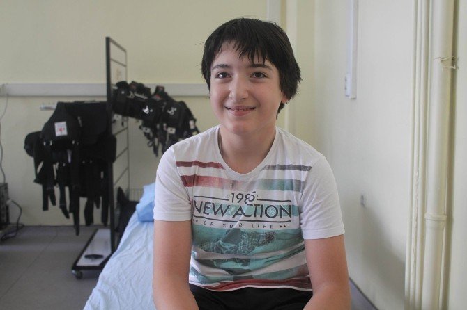 11 Yaşındaki Seymen, Robotik Yürüme Cihazıyla Yürümeye Başladı