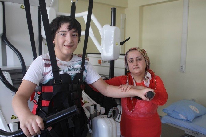 11 Yaşındaki Seymen, Robotik Yürüme Cihazıyla Yürümeye Başladı