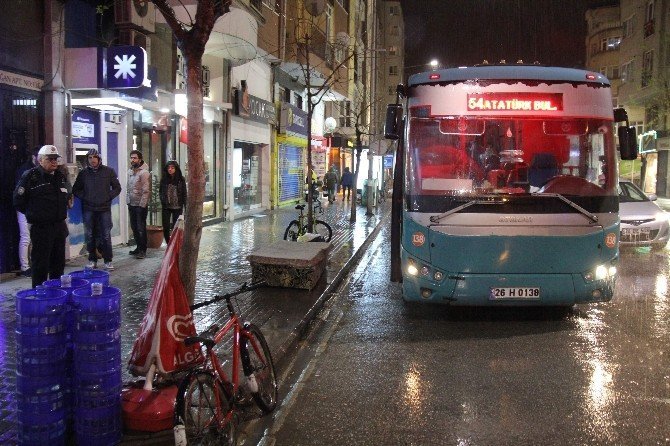 Eskişehir'de Kız Kardeşlere Otobüs Çarptı