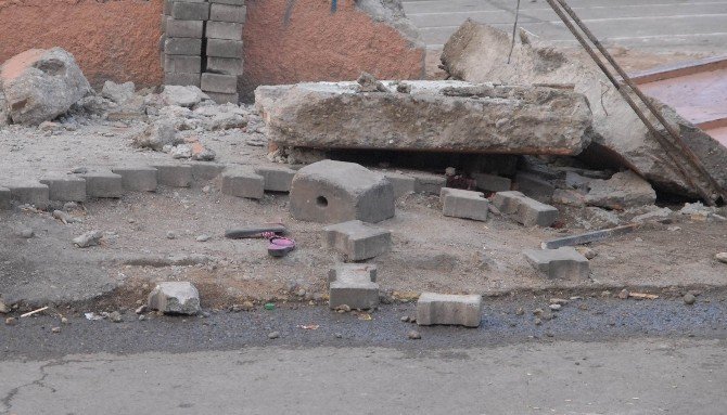 Diyarbakır'da Okul Duvarı Yıkıldı 2 Çocuk Öldü, 1 Çocuk Yaralı