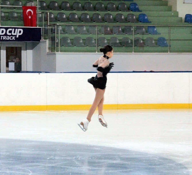 Erzurum’da Artistik Paten Teşvik Yarışması’nda Küçük Sporcular Nefes Kesti