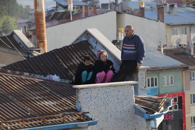 Eşi Evi Terk Edince Çocuğuyla Birlikte Çatıya Çıktı