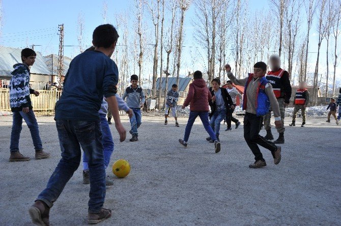 Yüksekova’da Çocuklar Asker Abileri İle Futbol Oynadı