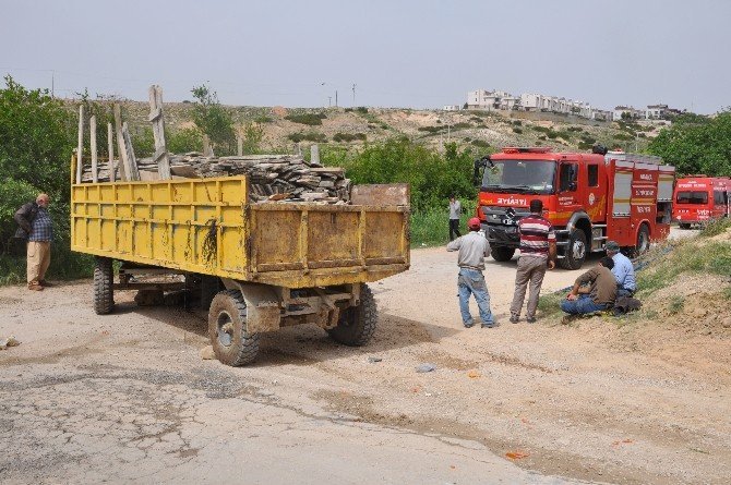 Devrilen Traktörün Altında Kaldı