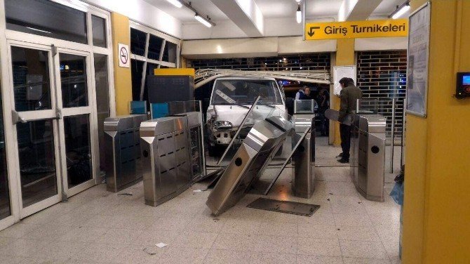 Bursa’da Kamyonet Metro Durağına Girdi