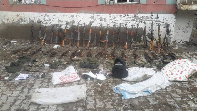 Yüksekova'da Teröristler Kaçıyor. Ortalığı Yakıp Yıkıyor