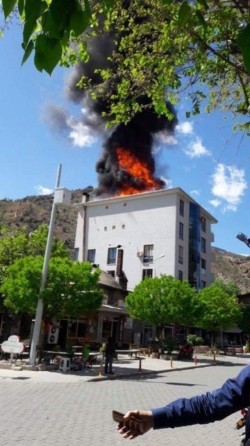 Artvin'de Kültür Evi’nin Çatısında Yangın Çıktı