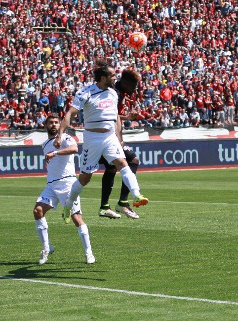 Eskişehirspor,T.Konyaspor Karşılaşmasında İlk Yarı Bitti