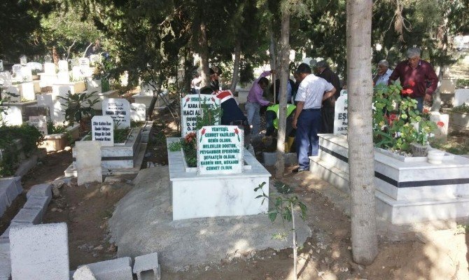 Vatandaş Mezar Kazıp Özgecan'ın Katilini Aradı