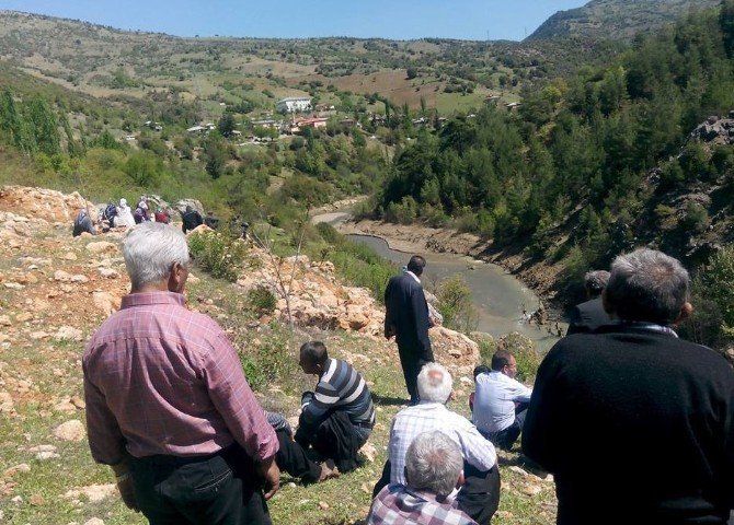 Adana'da Kız Kardeşlerin Ayakkabısı Nehre Düştü