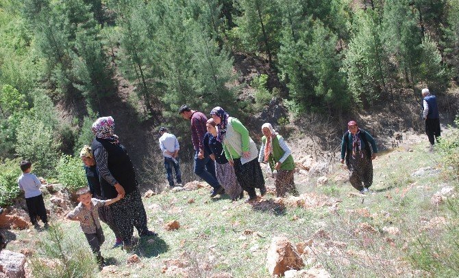 Adana'da Kız Kardeşlerin Ayakkabısı Nehre Düştü