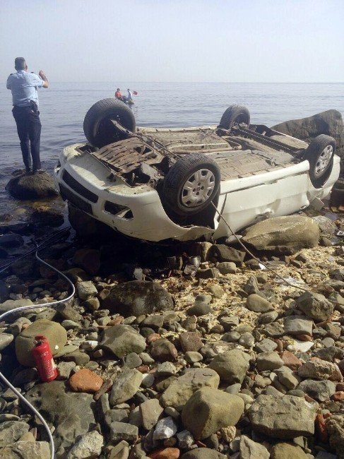 Otomobil Uçurumdan Sahile Uçtu 4 Ölü