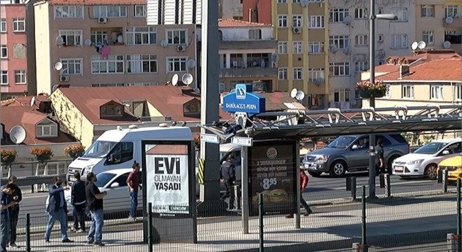 İstanbul'da Metrobüs Durağında Şüpheli Çanta Korkuttu