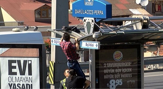 İstanbul'da Metrobüs Durağında Şüpheli Çanta Korkuttu