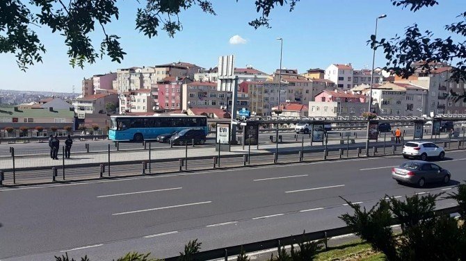 İstanbul'da Metrobüs Durağında Şüpheli Çanta Korkuttu