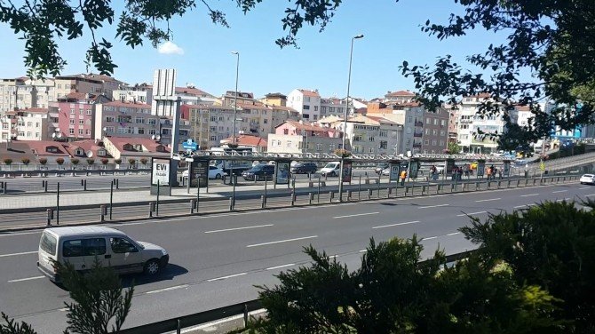 İstanbul'da Metrobüs Durağında Şüpheli Çanta Korkuttu