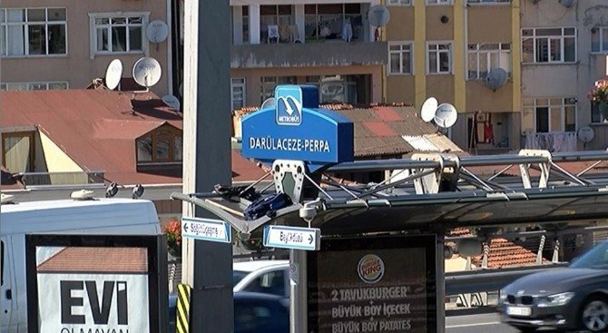 İstanbul'da Metrobüs Durağında Şüpheli Çanta Korkuttu