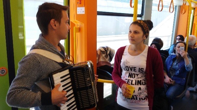 Yabancı Uyruklu 2 Genç Metro'da Konser Verdi