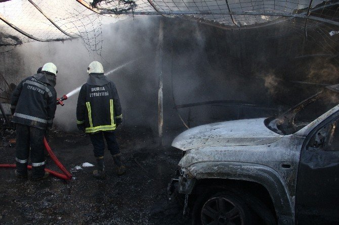 Bursa'da Bir Oto Tamircide Yangın Çıktı