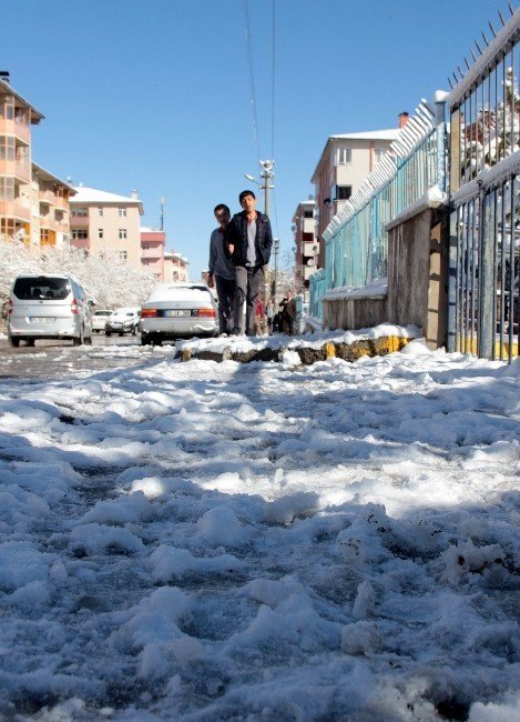 Erzurum Güzünü Karla Açtı