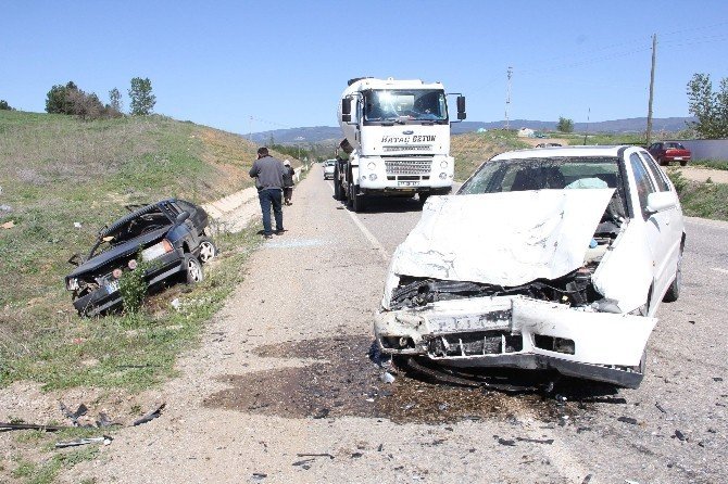 Kastamonu'da İki Otomobil Çarpıştı