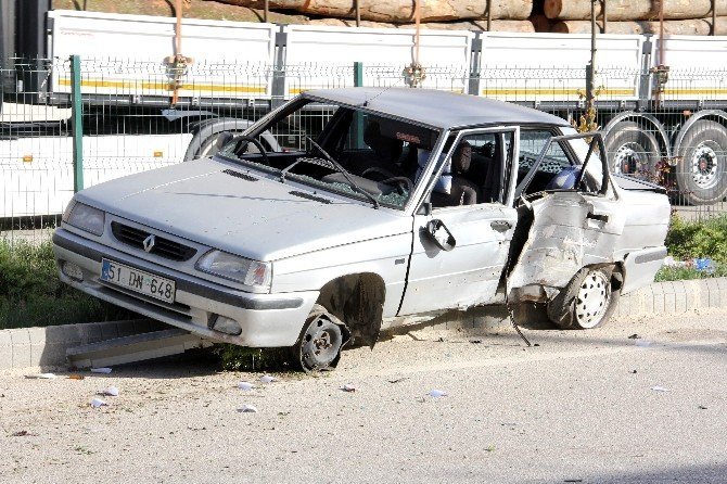 Kastamonu'da Aracın Tekerleği Patladı Kaza Yaptı