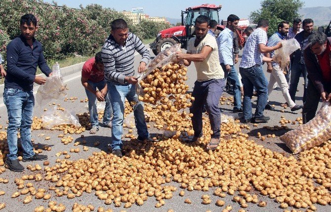 Adana'da Çiftçiler Eylem Yapıp Yol Kapattı