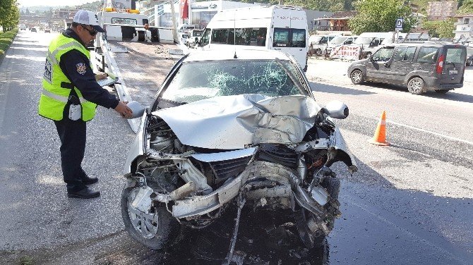 Samsun'da Bir Otomobil Direğe Çarptı