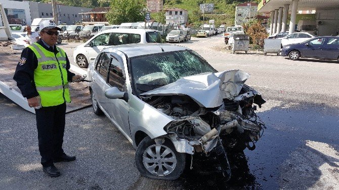 Samsun'da Bir Otomobil Direğe Çarptı